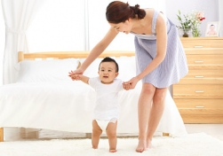 南寧月嫂公司：生了孩子請(qǐng)?jiān)律┻€是請(qǐng)婆婆來照顧，這四點(diǎn)是關(guān)鍵！